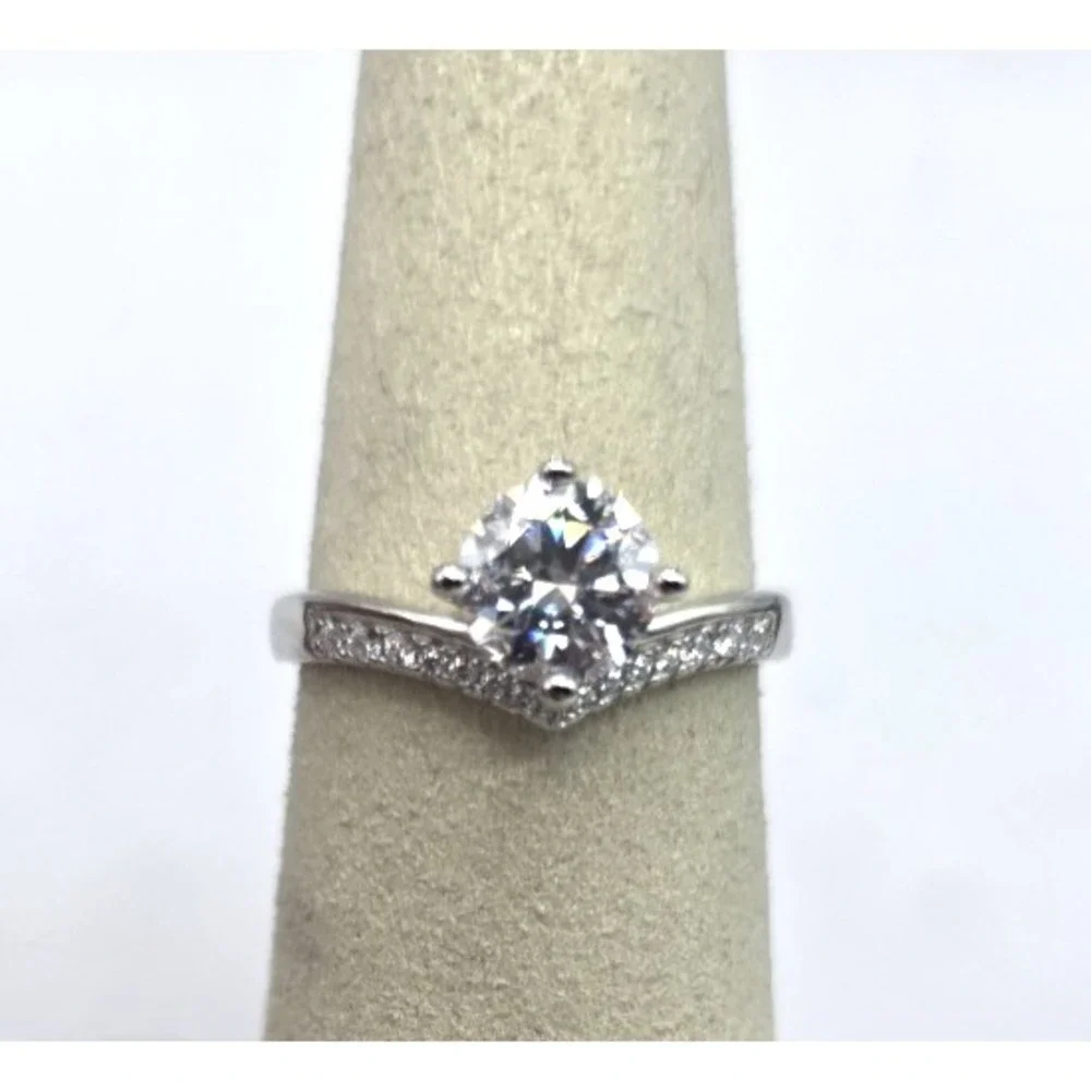 Moissanite V-shaped 1 CT Round Ring Size 6.5 Adjustable Sterling Silver 925 NWOT